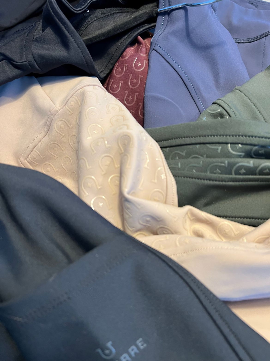 Ny ridebuks kollektion på vej - mange farver. Kommer på lageret Q1 2026